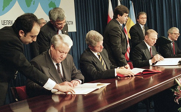 Russian President Boris Yeltsin, left, American President Bill Clinton, Ukrainian President Leonid Kuchma, and British Prime Minister John Major, extreme right, sign the Nuclear N